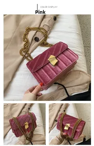 Details der rosa Samt-Umhängetasche mit Steppmuster und goldener Metallkette