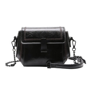 Borsa a tracolla in pelle PU nera con cuciture intrecciate marroni e catena elegante