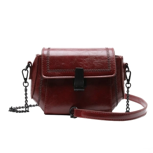 Borsa a tracolla in pelle PU bordeaux con catena e dettagli di cuciture intrecciate