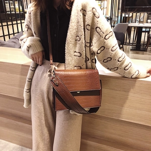 Sac bandoulière marron motif crocodile avec large bandoulière pour femme style rétro