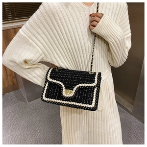 Détail du sac bandoulière en tweed avec fermoir doré et bandoulière en chaîne