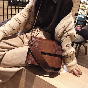 Sac bandoulière marron foncé à motif crocodile avec large sangle de style vintage