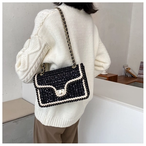 Détail du sac bandoulière en tweed avec sequins et fermoir doré porté par un mannequin