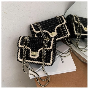 Détails de sacs en tweed noir avec paillettes, dorure métallique et finitions tissées