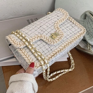Sac bandoulière élégant en tweed beige avec fermoir doré et détails tissés