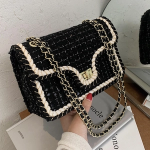 Sac à chaîne élégant en tweed noir et blanc avec paillettes et fermoir tournant en métal doré