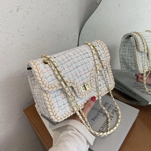 Sac à chaîne chic en tweed beige avec détails dorés et bordure tressée style classique