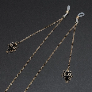 Chaîne de lunettes dorée avec pendentifs chat noir et blanc et attaches en silicone