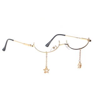 Lunettes demi-cerclées dorées tendance avec pendentifs étoiles et chaînes pour un look chic