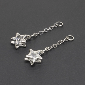 Détail de boucles d'oreilles étoile en argent avec structure creuse et zircone ronde