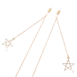 Chaîne à lunettes en métal doré avec pendentifs étoiles et perles sur fond blanc