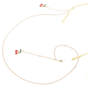Goldene Brillenkette mit roten Kirsch-Anhängern und verstellbaren Silikonschlaufen