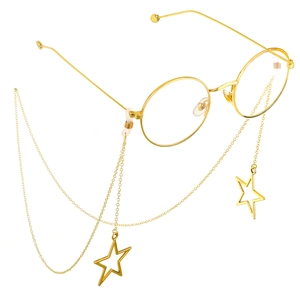 Détail de la chaîne de lunettes dorée avec pendentifs étoiles évidés et fermoirs en métal