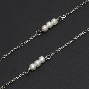 Chaîne de lunettes argentée 70cm élégante avec trois perles blanches sur maillons fins