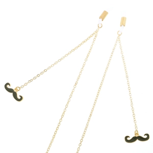 Chaîne de lunettes dorée antidérapante avec pendentifs moustache noirs sur fond blanc