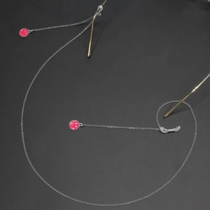 Goldene Brillenkette mit rosa Emaille-Smiley-Anhängern und Silikonschlaufen