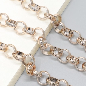 Catena per occhiali spessa in oro champagne con grandi maglie rotonde in metallo lucido