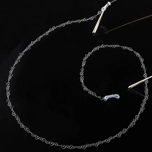 Silberne Brillenkette aus Edelstahl mit Herzgliedern und rutschfesten Gummischlaufen