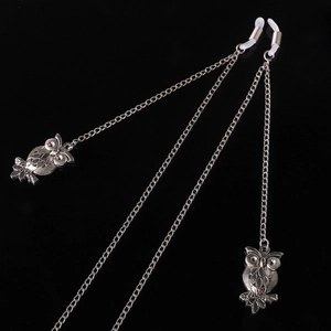 Chaîne de lunettes argentée avec pendentifs hibou et boucles antidérapantes sur noir
