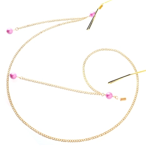 Chaîne à lunettes dorée en acier inoxydable avec perles roses sur fond blanc impeccable