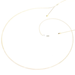 Catenina per occhiali minimalista a maglie dorate disposta a spirale su sfondo bianco
