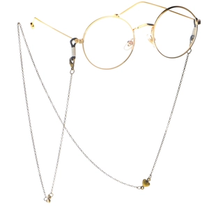 Lunettes rondes dorées rétro avec chaîne à pendentif cœur vintage sur fond blanc