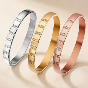 Dreifarbiges Edelstahl-Armreifenset in Gold, Silber und Roségold mit Zirkon-Steinen