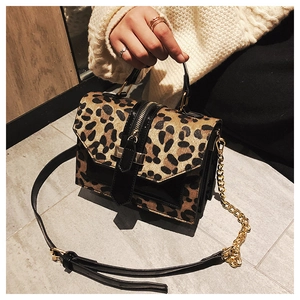 Detail der Crossbody-Tasche mit Leopardenmuster, Lackleder und goldener Gliederkette