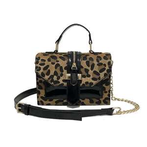 Detailansicht der Handtasche mit Leopardenmuster, Lackleder und goldener Kette