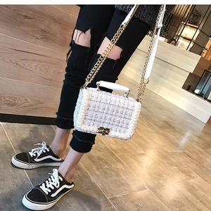 Gros plan sur le sac bandoulière en tweed blanc avec perles et chaîne dorée