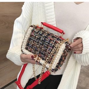 Détail du sac bandoulière en tweed multicolore avec perles et boucle dorée chic
