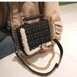 Détail du sac bandoulière en tweed avec bordure en perles et texture de chaîne dorée