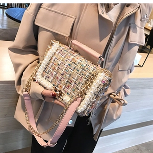 Détail d'un sac bandoulière en tweed avec perles élégantes et bandoulière en chaîne chic