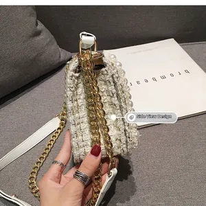 Vue latérale du sac en tweed blanc avec perles et chaîne métallique dorée texturée