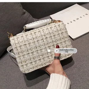 Vue détaillée du design arrière du sac à bandoulière en tweed blanc avec perles