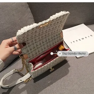 Détail de l'intérieur rouge d'un sac en tweed contenant des produits cosmétiques