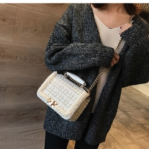 Détail du sac en tweed blanc avec bordure en perles et fermoir rotatif doré chic