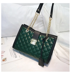 Détail du sac fourre-tout matelassé vert foncé avec chaîne dorée et fermoir en métal