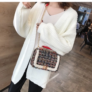Sac bandoulière élégant en tweed avec bordure en perles et chaîne dorée sur un mannequin