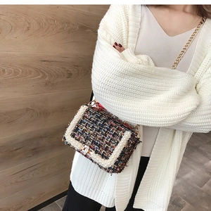 Détail du sac bandoulière en tweed avec bordure en perles et chaîne dorée