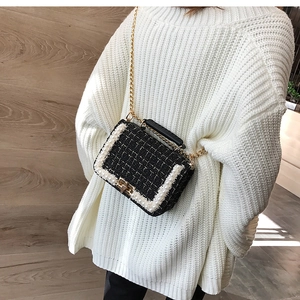 Détail de la texture en tweed noir et blanc et des perles sur ce sac bandoulière chic