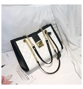 Détails du sac cabas matelassé avec chaîne dorée et fermoir rotatif en métal chic