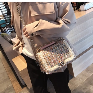 Détail du sac bandoulière en tweed avec perles et chaîne dorée sur tenue beige