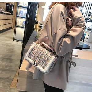 Vue détaillée du sac bandoulière en tweed avec perles et chaîne dorée sur mannequin