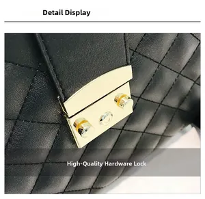 Détail du fermoir en métal doré de qualité sur un sac à main noir matelassé