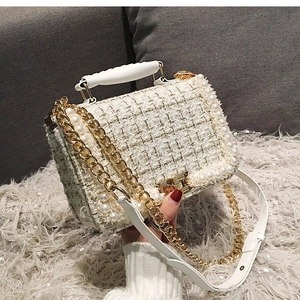 Détail du sac bandoulière en tweed avec perles et bandoulière chaîne dorée