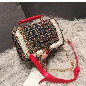 Détail du sac en tweed multicolore avec bordure en perles, chaîne dorée et anse rouge
