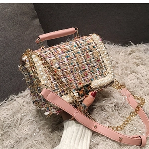 Détail d'un sac bandoulière en tweed coloré avec bordure en perles et chaîne dorée