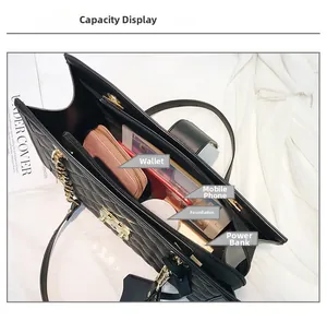 Capacité interne du sac matelassé noir avec téléphone, portefeuille et maquillage