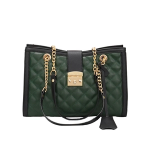 Détails d'un sac à main matelassé vert foncé avec bandoulière chaîne dorée et fermoir